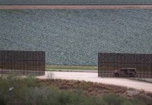 Gobierno de Trump celebra fallo judicial sobre el muro en la frontera El tribunal de apelaciones con sede en Nueva Orleans, anuló la orden restrictiva emitida el mes pasado por el juez de distrito federal David Briones en El Paso.