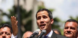El líder opositor venezolano Juan Guaidó afirma en un articulo publicado este jueves que se ve obligado a "pedir más" a los gobiernos de Europa y América