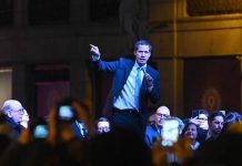 El líder opositor Juan Guaidó, reconocido como presidente encargado de Venezuela por más de 50 países, aseguró este viernes que se van a "tomar acciones y utilizar todas las herramientas para salir de la crisis que estamos sufriendo hoy"
