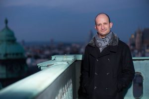 Es "gato" pero Guillermo Garc&iacute;a Calvo, que hoy se incorpora como nuevo director musical de la Zarzuela