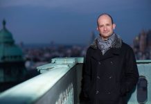 García Calvo, un "gato" muy europeo que compatibiliza la zarzuela con Wagner Es "gato" pero Guillermo García Calvo, que hoy se incorpora como nuevo director musical de la Zarzuela
