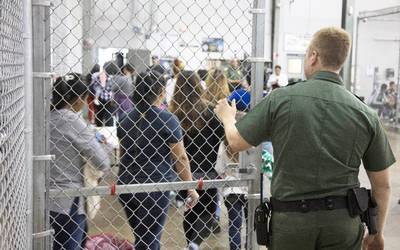 Human Rights Watch indic&oacute; que el gobierno de Estados Unidos ha detenido a los migrantes, incluidos menores de edad, en instalaciones inhumanas y traumatizantes.