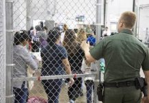 Human Rights Watch indicó que el gobierno de Estados Unidos ha detenido a los migrantes, incluidos menores de edad, en instalaciones inhumanas y traumatizantes.