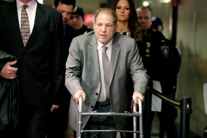 La sesi&oacute;n comenz&oacute; con una fuerte reprimenda de Burke a los abogados de Weinstein por permitirle "enviar mensajes" por tel&eacute;fono m&oacute;vil en la sala.