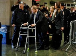 Weinstein va "a por todas" ante un juez contundente y la presión mediática Weinstein, de 67 años y acusado de cinco delitos que lo enfrentan a cadena perpetua, llegó al juzgado de lunes a viernes apoyándose en un andador, una frágil apariencia contrarrestada por su equipo de feroces abogados.