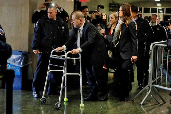 Weinstein, de 67 años y acusado de cinco delitos que lo enfrentan a cadena perpetua, llegó al juzgado de lunes a viernes apoyándose en un andador, una frágil apariencia contrarrestada por su equipo de feroces abogados.