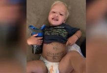 Una cuidadora de una guardería en Florida fue despedida por haber escrito con un rotulador sobre la barriga de un niño un mensaje a la madre