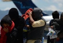 Una mujer hondureña de 23 años que fue deportada a Guatemala desde Estados Unidos el pasado martes junto con sus hijas "enfermas", gracias a un acuerdo migratorio entre ambos Gobiernos, solicitará asilo en el país centroamericano.