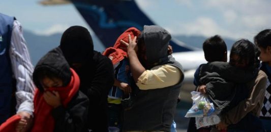 Una mujer hondureña de 23 años que fue deportada a Guatemala desde Estados Unidos el pasado martes junto con sus hijas "enfermas", gracias a un acuerdo migratorio entre ambos Gobiernos, solicitará asilo en el país centroamericano.