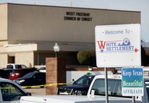 Más de 200 personas asistieron al oficio religioso celebrado en la Iglesia West Freeway Church of Christ, donde varias personas depositaron ramos de flores en recuerdo de las víctimas del tiroteo.