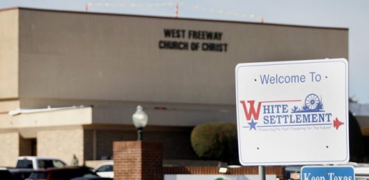 Más de 200 personas asistieron al oficio religioso celebrado en la Iglesia West Freeway Church of Christ, donde varias personas depositaron ramos de flores en recuerdo de las víctimas del tiroteo.