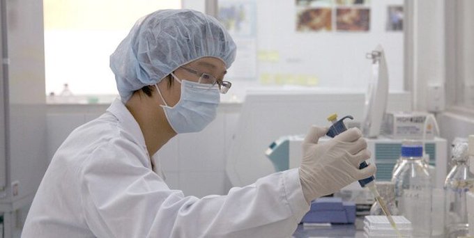 China anunció ayer que ha empezado a desarrollar una vacuna con la que prevé combatir y derrotar al nuevo coronavirus.