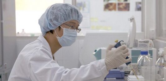 China anunció ayer que ha empezado a desarrollar una vacuna con la que prevé combatir y derrotar al nuevo coronavirus.