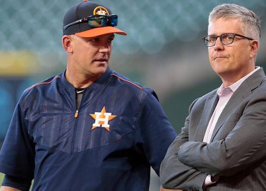 Los Astros de Houston se convirtieron este lunes en el centro de atención del deporte profesional en Estados Unidos tras el anuncio del dueño del equipo anunciase el despido del gerente general Jeff Lunhow y el manejador AJ Hinch