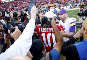 El mariscal de campo Jimmy Garoppolo lanz&oacute; pase de touchdown en su primer intento como titular de playoffs y los 49ers de San Francisco vencieron 27-10 a los Vikings de Minnesota en la etapa de divisi&oacute;n de la Conferencia Nacional.