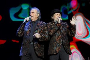 Serrat y Sabina, Sabina y Serrat, juntos y por separado, han llenado en la noche del lunes de buena m&uacute;sica, bromas y recuerdos el escenario de un Wizink Center 