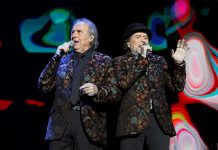 Serrat y Sabina, Sabina y Serrat, juntos y por separado, han llenado en la noche del lunes de buena música, bromas y recuerdos el escenario de un Wizink Center