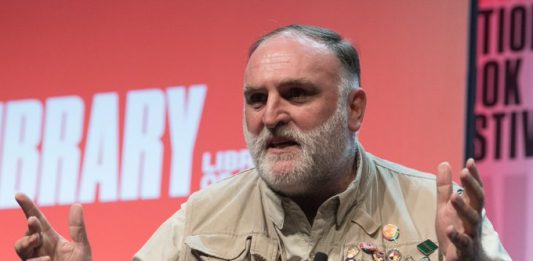 Andrés indicó que en estos centros que pone en marcha su organización se preparan todos los días miles de bocadillos.