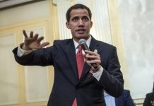 Juan Guaidó homenajeó también a "un Parlamento que ni se entregó ni se va a entregar" a la dictadura "a pesar del chantaje, la extorsión y la cárcel".
