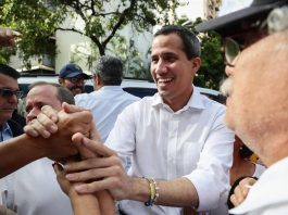 El líder opositor Juan Guaidó, a quien más de 50 países reconocen como presidente encargado de Venezuela, anunció este domingo la creación de una comisión con la que espera quitar al Gobierno de Nicolás Maduro el control sobre la señal del canal multiestatal Telesur.