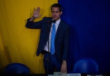 El líder opositor Juan Guaidó fue reelegido este domingo como presidente del Parlamento de Venezuela durante una sesión paralela e improvisada de la Cámara