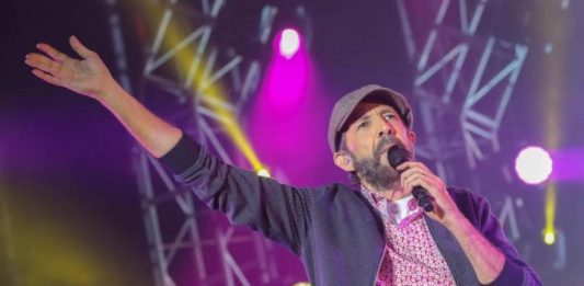El artista dominicano Juan Luis Guerra cerrará su gira internacional "Literal Tour Grandes Éxitos" con una presentación que realizará el 12 de diciembre de ese año en el Estadio Olímpico de Santo Domingo