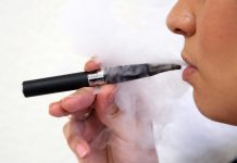 Juez bloquea prohibición de cigarrillos electrónicos de sabores en Nueva York Una jueza de Nueva York bloqueó la prohibición dictada por el gobernador del estado, el demócrata Andrew Cuomo, sobre el uso de productos con nicotina de sabores.