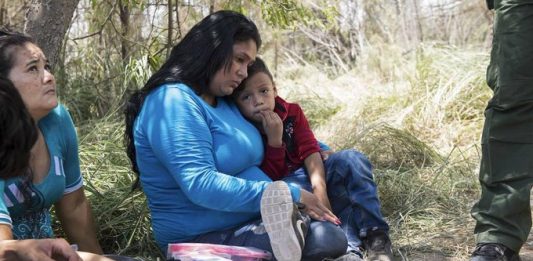 El magistrado también ordenó que las dudas sobre parentesco entre padres e hijos se resuelvan antes de separar a las familias con pruebas de ADN que tomen 90 minutos.