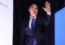 La salida de Castro se produce a apenas un mes de la primera cita electoral que tendrá lugar en los "caucus" de Iowa, el próximo 3 de febrero.