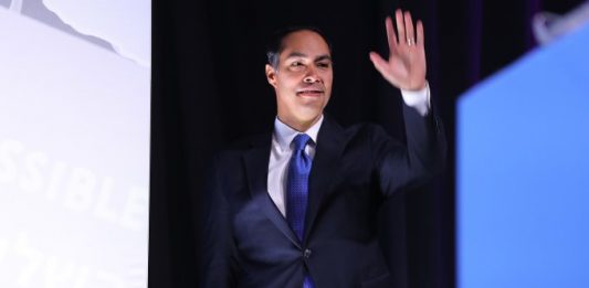 La salida de Castro se produce a apenas un mes de la primera cita electoral que tendrá lugar en los "caucus" de Iowa, el próximo 3 de febrero.