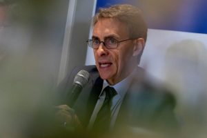La organización estadounidense Human Rights Watch denunció este domingo que Hong Kong le negó hoy la entrada a su director ejecutivo Kenneth Roth, que tenía previsto dar a conocer allí el informe anual de esa ONG.