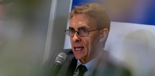 La organización estadounidense Human Rights Watch denunció este domingo que Hong Kong le negó hoy la entrada a su director ejecutivo Kenneth Roth, que tenía previsto dar a conocer allí el informe anual de esa ONG.