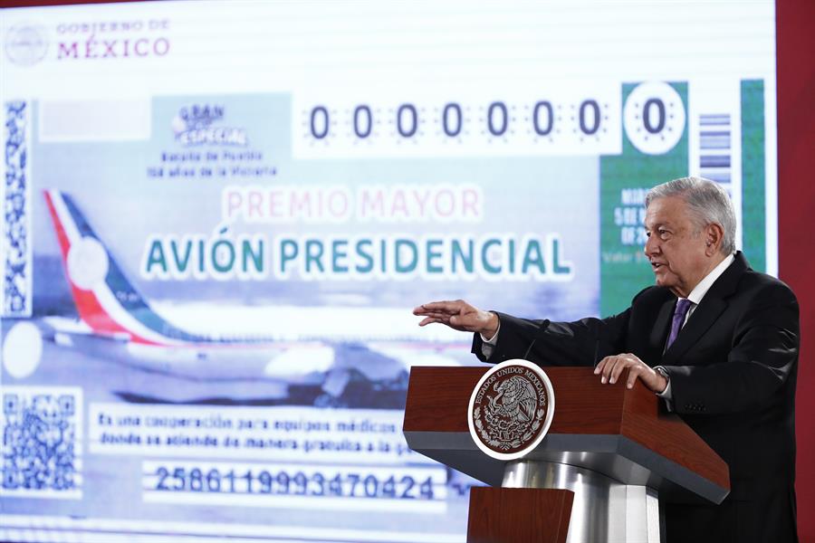 Al presentar el boleto de la rifa, el mandatario record&oacute; que el dinero que se obtenga de la venta del avi&oacute;n se va a utilizar para la compra de equipo m&eacute;dico.