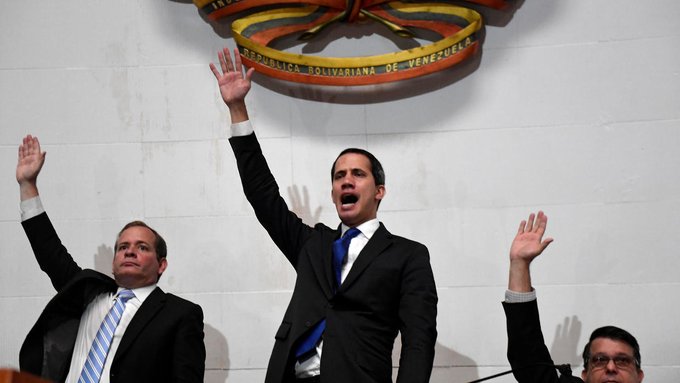 La medida, aprobada con veinte votos a favor, cinco en contra y ocho abstenciones, recibe "con benepl&aacute;cito la elecci&oacute;n de Juan Guaid&oacute; como presidente de la Asamblea Nacional de Venezuela".