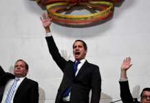 La medida, aprobada con veinte votos a favor, cinco en contra y ocho abstenciones, recibe "con beneplácito la elección de Juan Guaidó como presidente de la Asamblea Nacional de Venezuela".