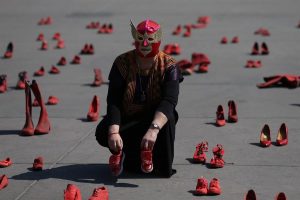 La obra itinerante "Zapatos rojos", creada hace una d&eacute;cada por la artista mexicana Alina Chauvet para concienciar sobre los feminicidios, ha sido montada por activistas este s&aacute;bado en pleno Z&oacute;calo de Ciudad de M&eacute;xico.