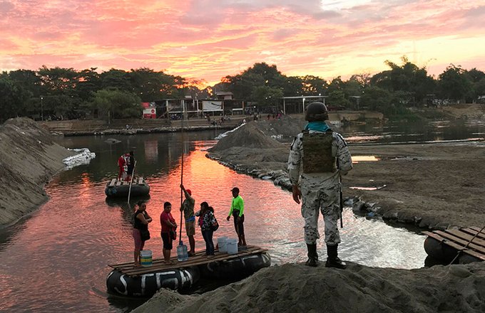 El puente fronterizo Rodolfo Robles, que une M&eacute;xico con Guatemala, abri&oacute; de manera normal y permite tanto el paso de personas como de veh&iacute;culos.