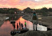 El puente fronterizo Rodolfo Robles, que une México con Guatemala, abrió de manera normal y permite tanto el paso de personas como de vehículos.