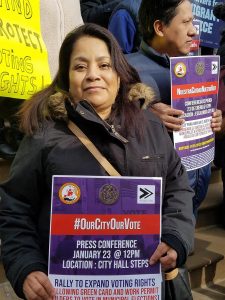 La mexicana Sonia Pérez vive en Nueva York hace dos décadas, aquí nacieron sus hijos, trabaja y paga impuestos y este jueves unió su voz a una amplia coalición para apoyar el proyecto de ley que busca que residentes legales como ella puedan votar en las elecciones municipales