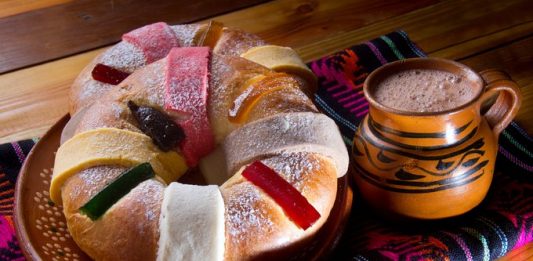 La receta tradicional de rosca de reyes mexicana lucha contra la industria.