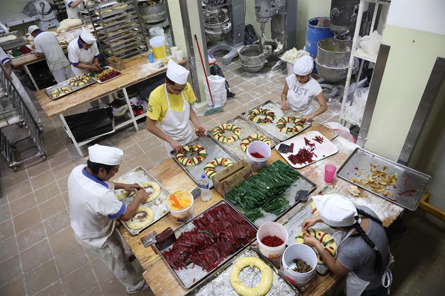 Panaderos elaborando Roscas de Reyes en Ciudad de México.
