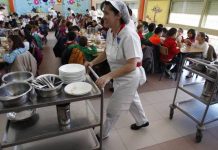 Las pizzas, las hamburguesas y las patatas fritas volverán a servirse en los comedores de los colegios de EE.UU.