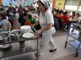 Las pizzas, las hamburguesas y las patatas fritas volverán a servirse en los comedores de los colegios de EE.UU.