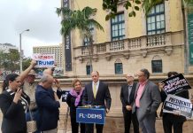 El grupo Latinos por Trump boicoteó con pancartas y gritos este jueves un acto convocado por miembros del Partido Demócrata para denunciar las políticas antimigratorias del Gobierno de EE.UU.