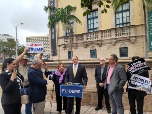 El grupo Latinos por Trump boicoteó con pancartas y gritos este jueves un acto convocado por miembros del Partido Demócrata para denunciar las políticas antimigratorias del Gobierno de EE.UU.