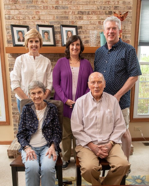 Denise Brown (centro) con sus hermanos y sus padres, Sally y Roger Loeffler (CORTESÍA DE DENISE BROWN)