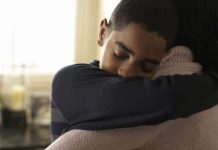 Los estudios han demostrado que cuando se recibe un abrazo, el cerebro libera oxitocina, que es el químico cerebral que ayuda a "sentirse bien".
