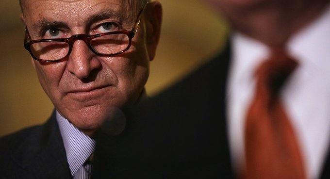 "Si hay una cosa que aprendimos fue que el líder (de la mayoría republicana, Mitch) McConnell y los republicanos no quieren un juicio político justo que tome en cuenta todas las pruebas", dijo Schumer.
