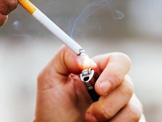 La agencia dijo que en 2018 más de 3,9 millones de adultos hispanos en el país señalaron que fumaban cigarros.