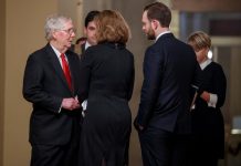 Los republicanos aprueban de madrugada sus reglas para el juicio contra Trump El Senado de Estados Unidos aprobó hoy de madrugada con el único apoyo de la mayoría republicana las reglas para el juicio político contra el presidente, Donald Trump